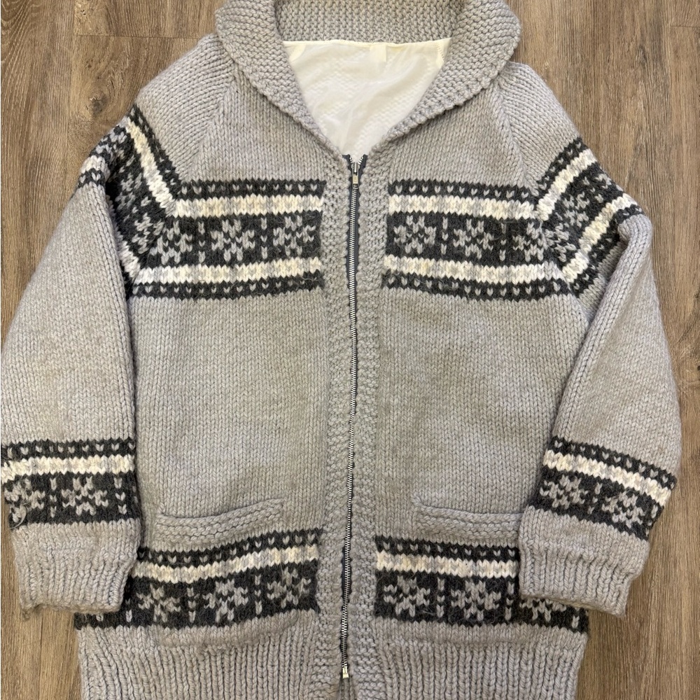Cozy Gray Zip-Up Sweater with Pattern‎